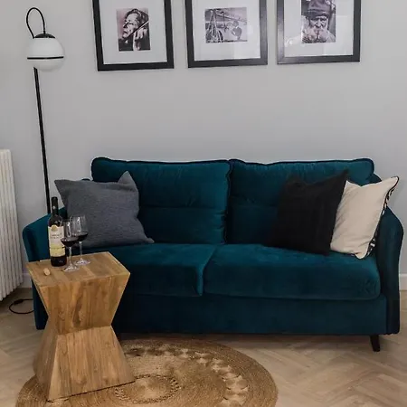 Explore The From Its Center In A Chic Balcony Bukareszt