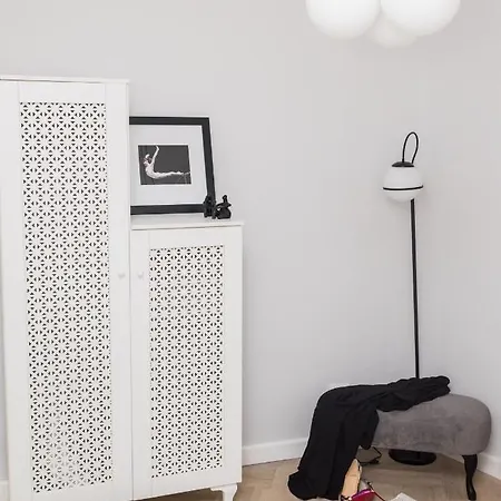 Explore The From Its Center In A Chic Balcony Appartement *