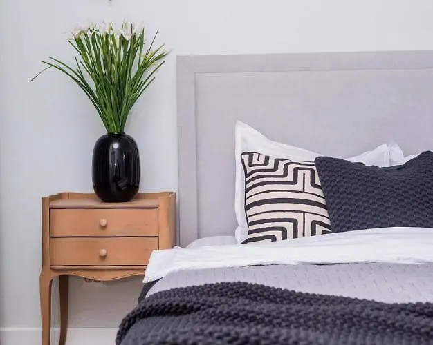 Explore The From Its Center In A Chic Balcony Apartment *